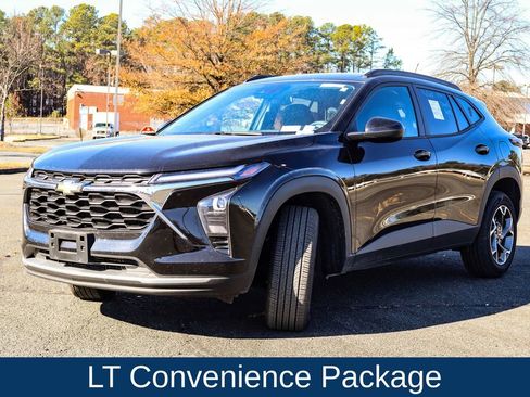 Used 2025 Chevrolet Trax LT w/ LT Convenience Package image 3