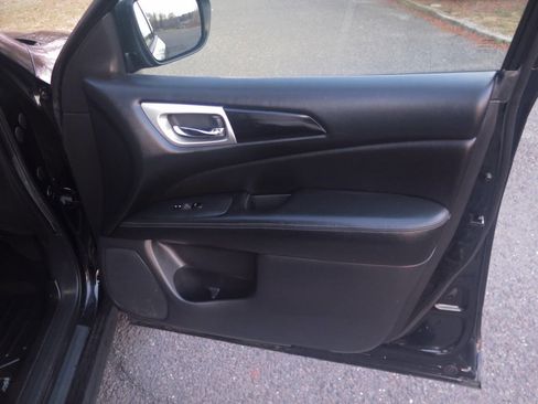 Used 2018 Nissan Pathfinder SV image 30