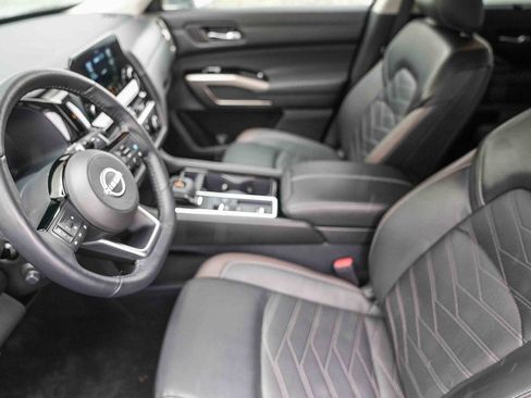 Used 2024 Nissan Pathfinder Platinum image 17