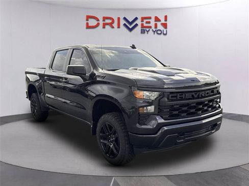 Used 2024 Chevrolet Silverado 1500 Custom Trail Boss w/ Dark Appearance Package AWD/4WD image 2