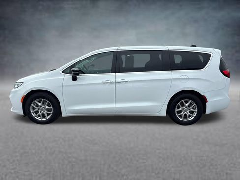 Used 2024 Chrysler Pacifica Touring-L FWD image 2