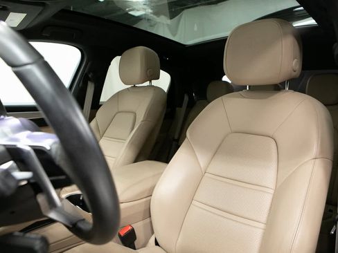 Certified 2022 Porsche Cayenne Platinum Edition image 5