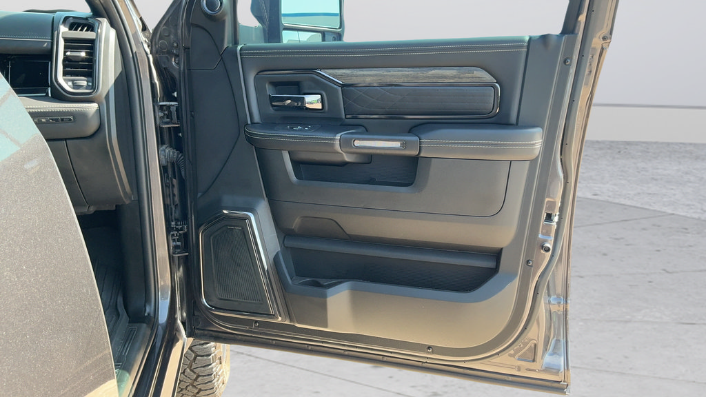 Used 2025 RAM 2500 Limited AWD/4WD image 22