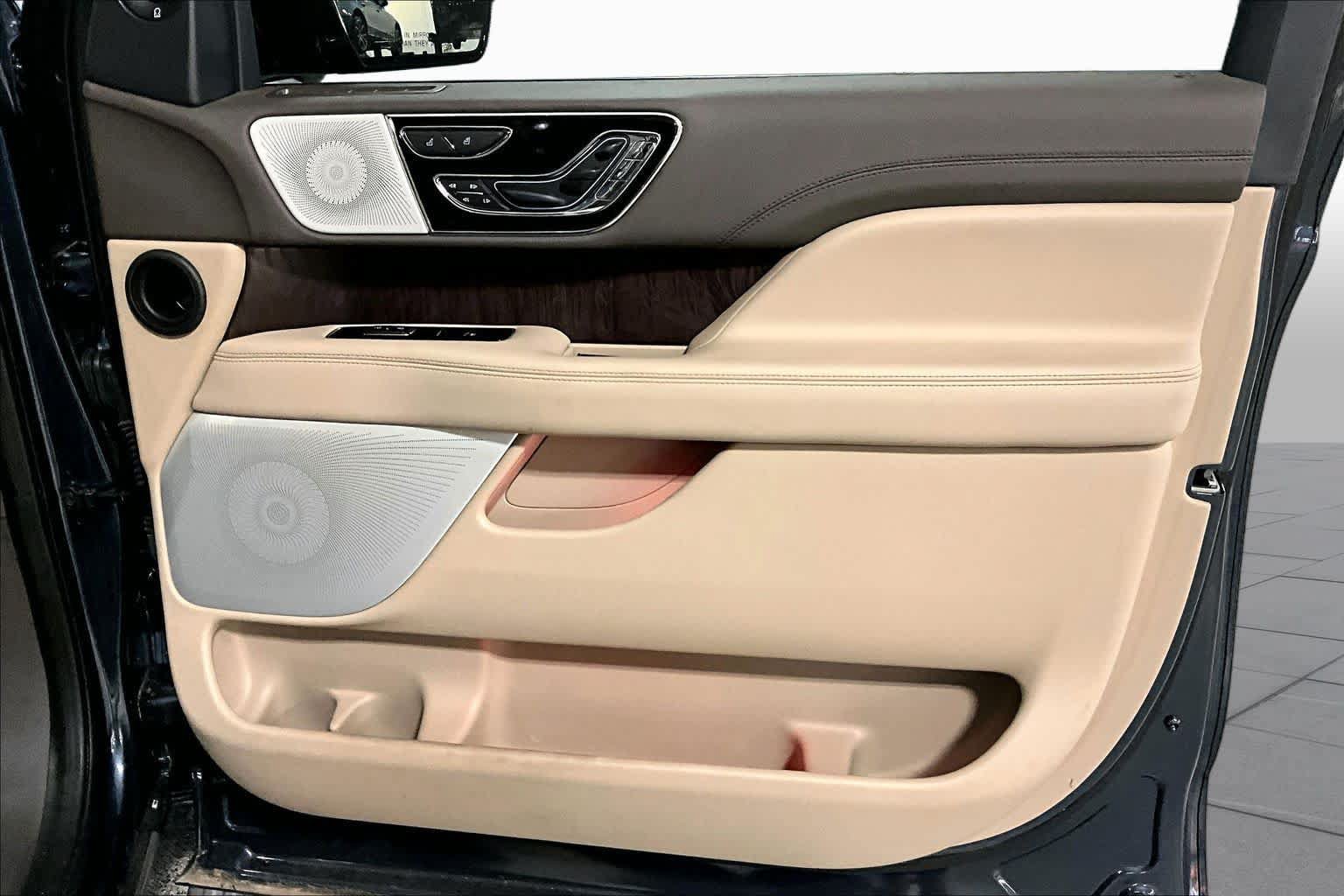 Used 2022 Lincoln Navigator Reserve AWD/4WD image 22