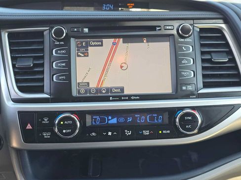 Used 2019 Toyota Highlander XLE w/ Carpet Mat Package (TMS) AWD/4WD image 27