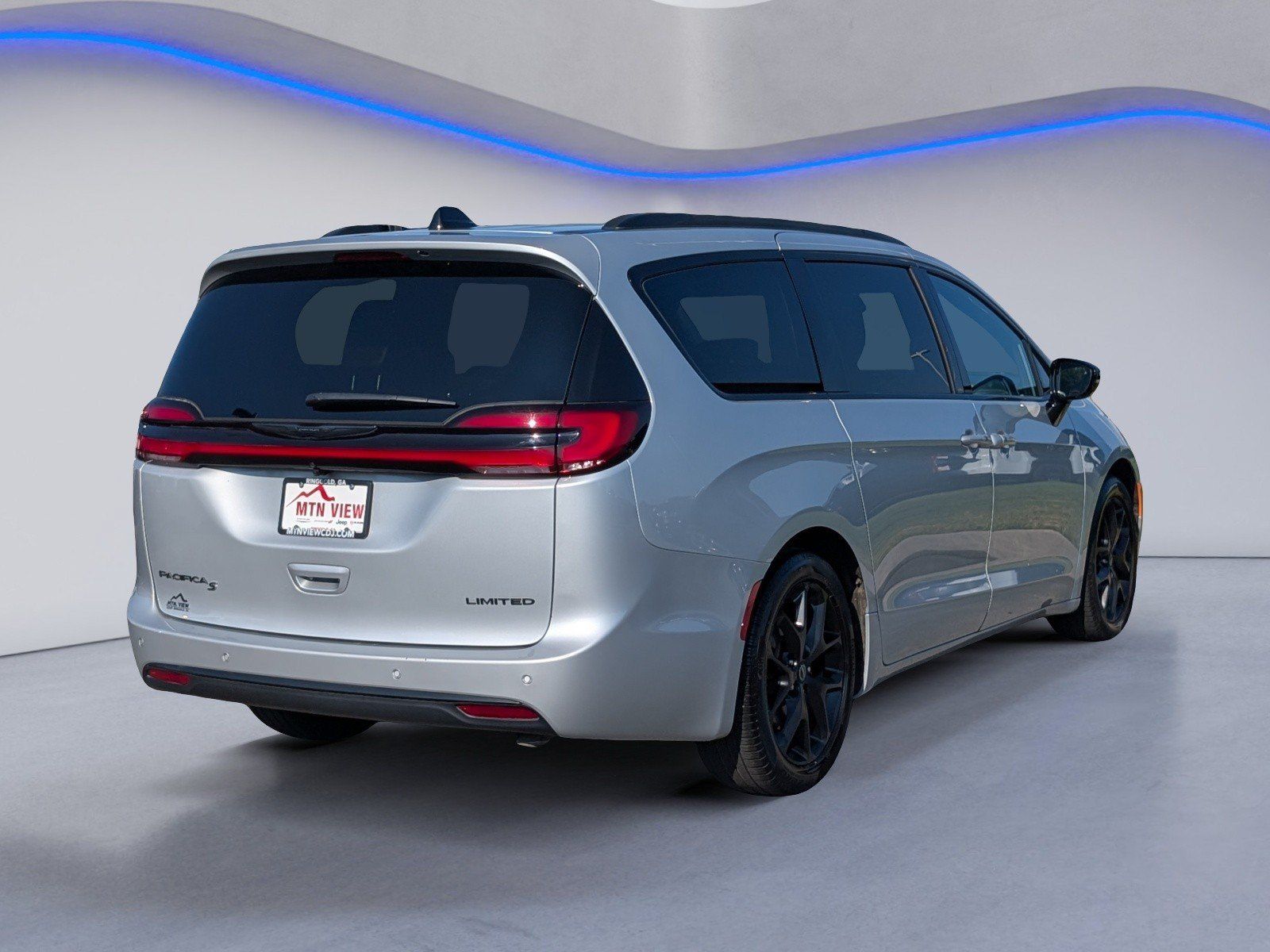 Used 2026 Chrysler Pacifica Limited w/ S Appearance Package FWD image 9