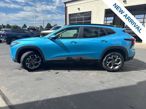 Used 2025 Chevrolet Trax LT w/ LT Convenience Package FWD image 4