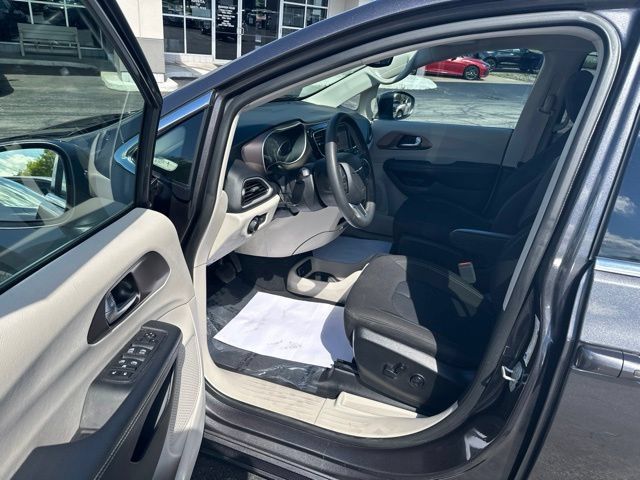 Used 2023 Chrysler Voyager LX FWD image 14