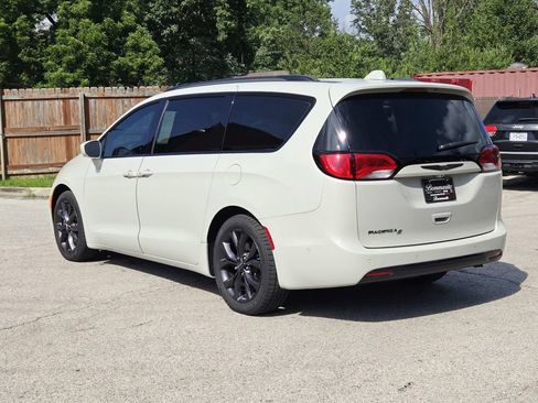 Used 2019 Chrysler Pacifica Touring-L Plus w/ Advanced Safetytec Group FWD image 5