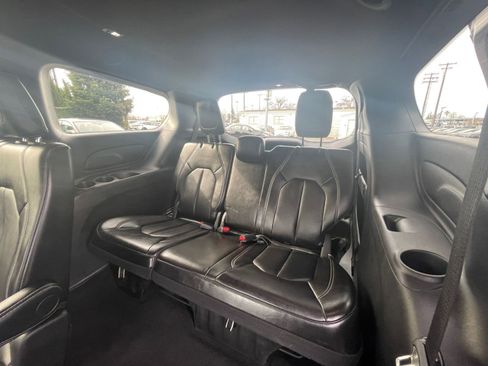Used 2025 Chrysler Pacifica Select image 24