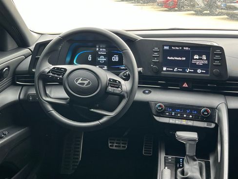 Certified 2025 Hyundai Elantra Sport FWD image 19