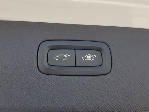 Used 2020 Volvo XC90 T6 Momentum w/ Protection Package Premier image 11