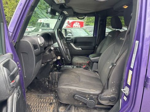 Used 2018 Jeep Wrangler Unlimited Sahara w/ Connectivity Group AWD/4WD image 16