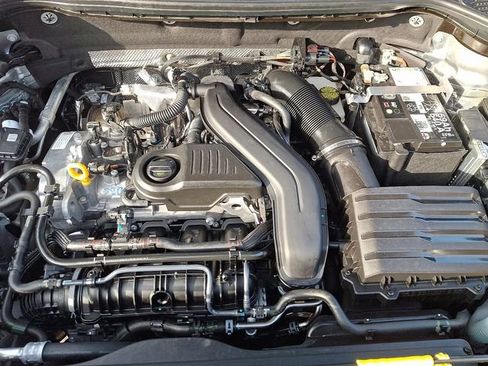 Certified 2025 Volkswagen Taos SE w/ Panoramic Sunroof Package image 29