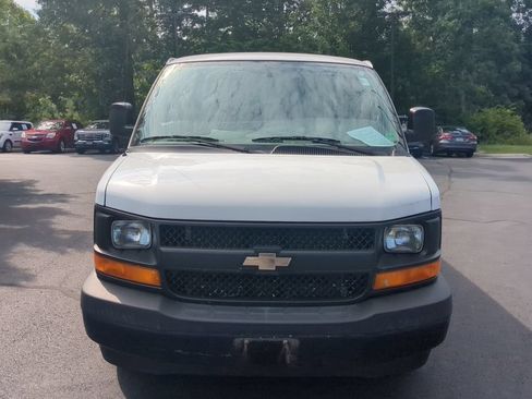 Used 2017 Chevrolet Express 2500 RWD image 2