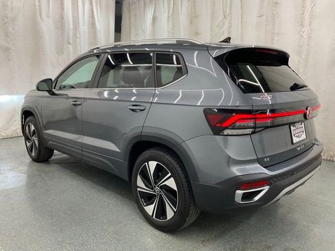 Used 2025 Volkswagen Taos SE AWD/4WD image 5