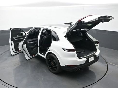 Certified 2025 Porsche Cayenne AWD/4WD image 28