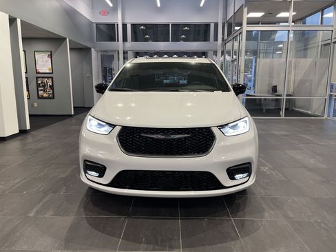 New 2026 Chrysler Pacifica Select image 3