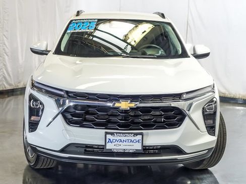 Used 2025 Chevrolet Trax LT w/ LT Convenience Package FWD image 7