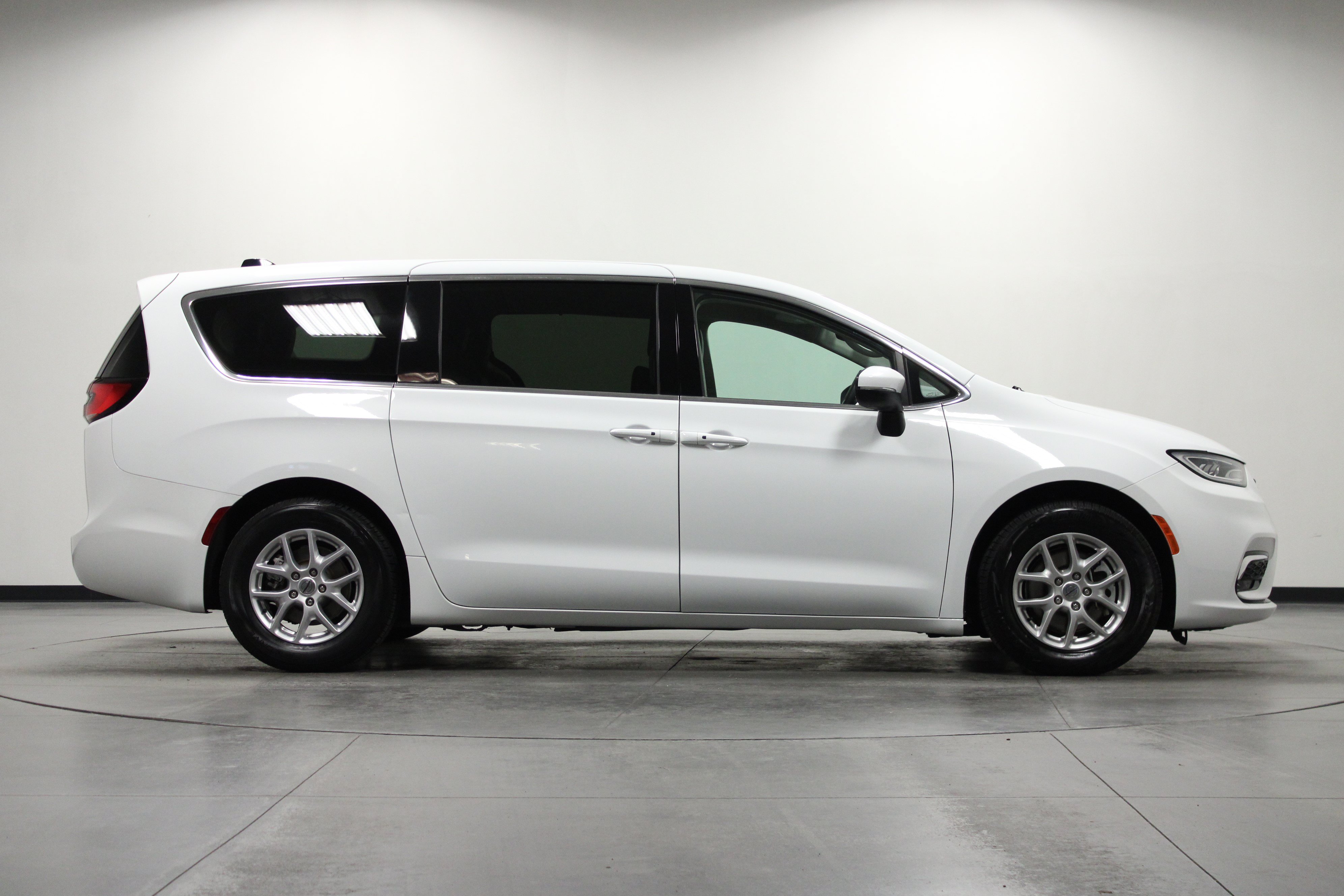 Used 2023 Chrysler Pacifica Touring-L FWD image 3