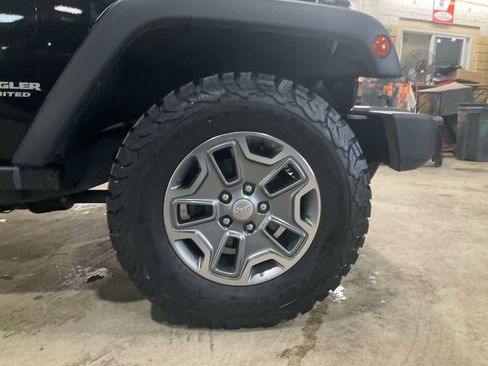 Used 2017 Jeep Wrangler Unlimited Rubicon w/ Cold Weather Group image 19