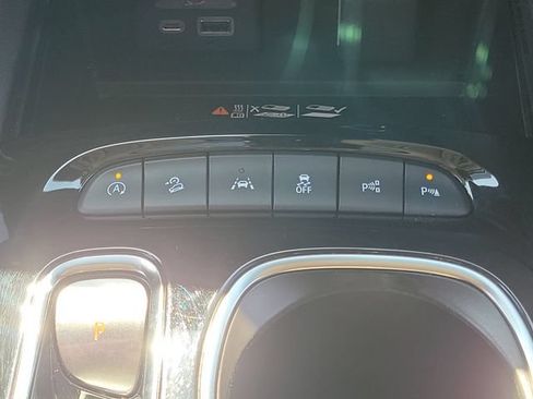 Used 2023 Buick Envision Avenir AWD/4WD image 37