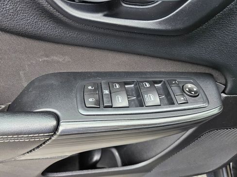 Used 2016 Jeep Cherokee Latitude AWD/4WD image 16