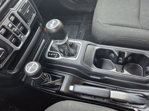 Used 2018 Jeep Wrangler Unlimited Sahara AWD/4WD image 25