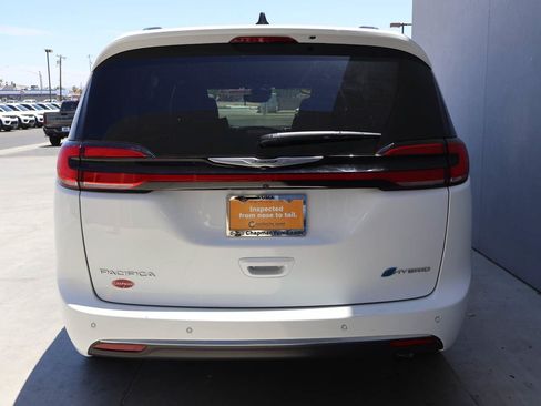Used 2025 Chrysler Pacifica Pinnacle FWD image 4