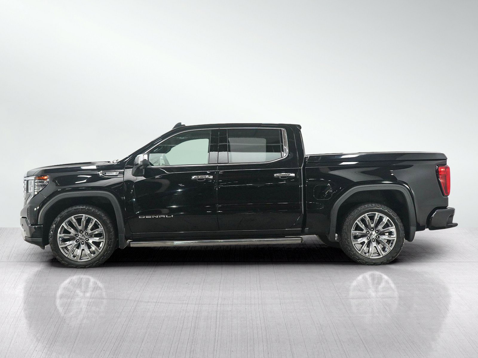 Used 2023 GMC Sierra 1500 Denali AWD/4WD image 2