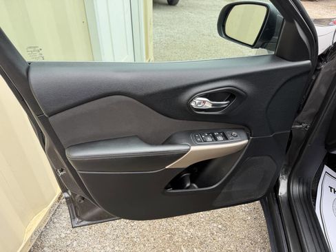 Used 2016 Jeep Cherokee Latitude w/ Cold Weather Group image 9