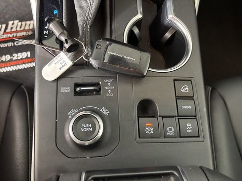Used 2025 Toyota Highlander XSE AWD/4WD image 19