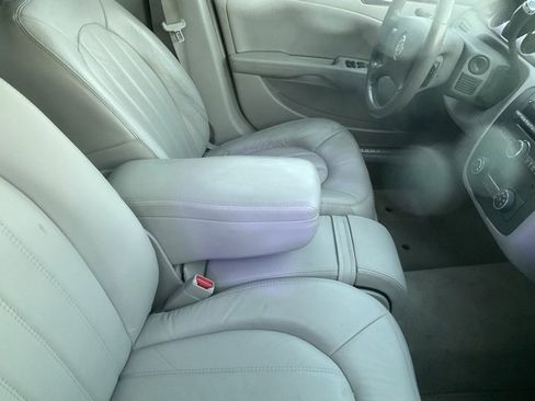 Used 2011 Buick Lucerne CXL image 4