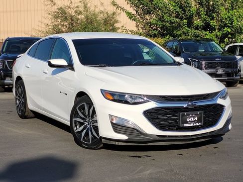Used 2025 Chevrolet Malibu RS FWD image 2