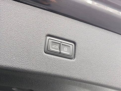 Used 2023 Audi Q8 Prestige w/ Prestige Package AWD/4WD image 7