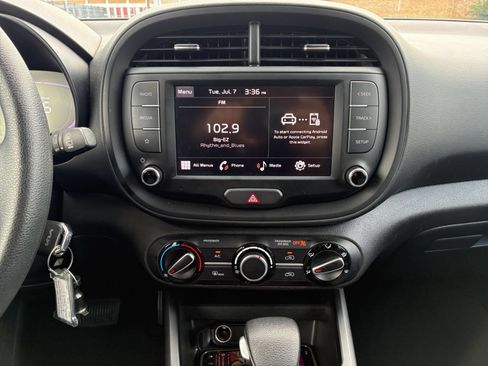 Used 2025 Kia Soul LX w/ LX Technology Package FWD image 14