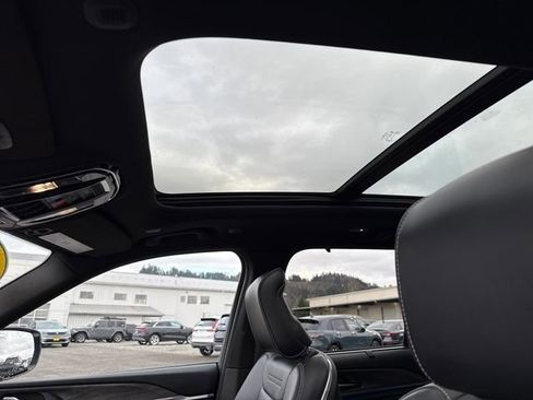 Used 2022 Jeep Grand Cherokee Overland w/ Advanced Protech Group III image 29