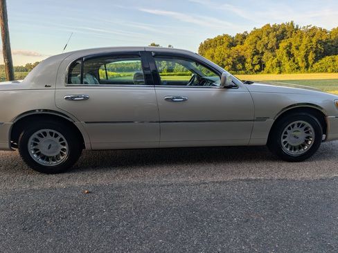 Used 2000 Lincoln Town Car Cartier RWD image 6