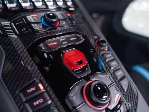 Used 2021 Lamborghini Aventador SVJ image 36