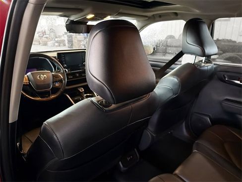 Used 2020 Toyota Highlander XLE image 9