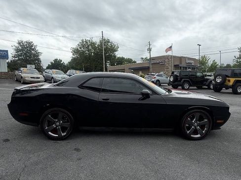 Used 2013 Dodge Challenger SXT RWD image 5