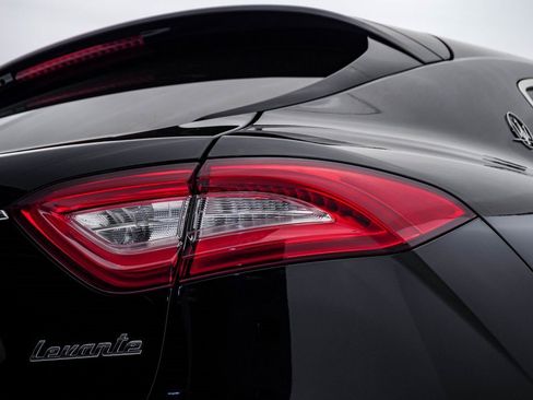 Used 2018 Maserati Levante image 12