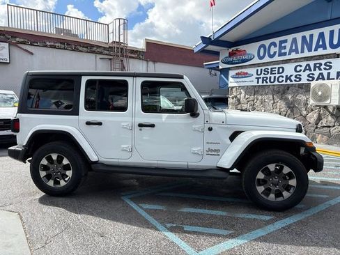 Used 2018 Jeep Wrangler Unlimited Sahara AWD/4WD image 8