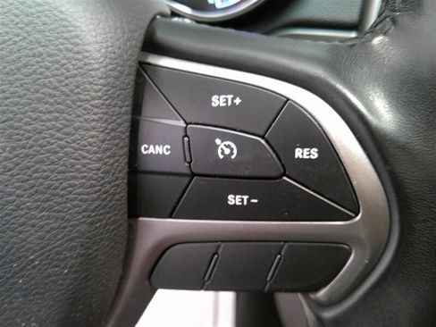 Used 2019 Jeep Grand Cherokee Laredo image 15