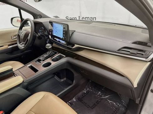 Used 2021 Toyota Sienna XLE w/ XLE Plus Package FWD image 31