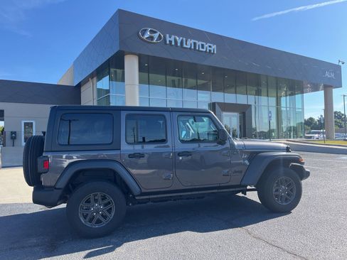Used 2025 Jeep Wrangler Unlimited Sport AWD/4WD image 1