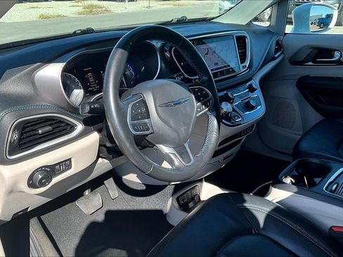 Used 2021 Chrysler Pacifica Touring-L image 16