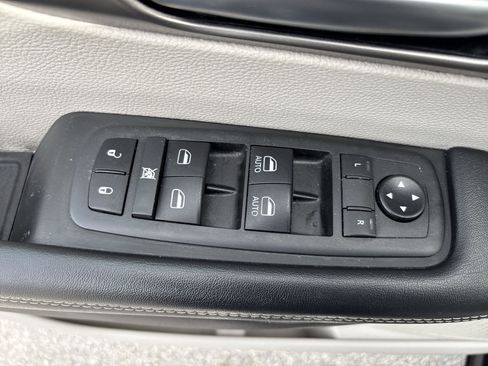 Used 2021 Chrysler Pacifica Touring-L FWD image 15