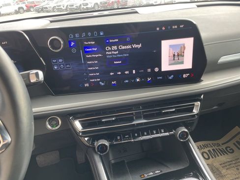 Used 2025 Chevrolet Traverse LT image 24