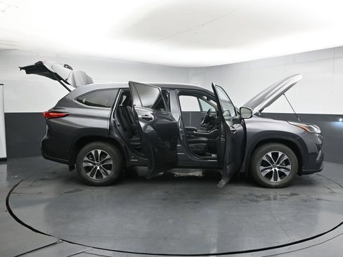 Used 2021 Toyota Highlander XLE AWD/4WD image 44